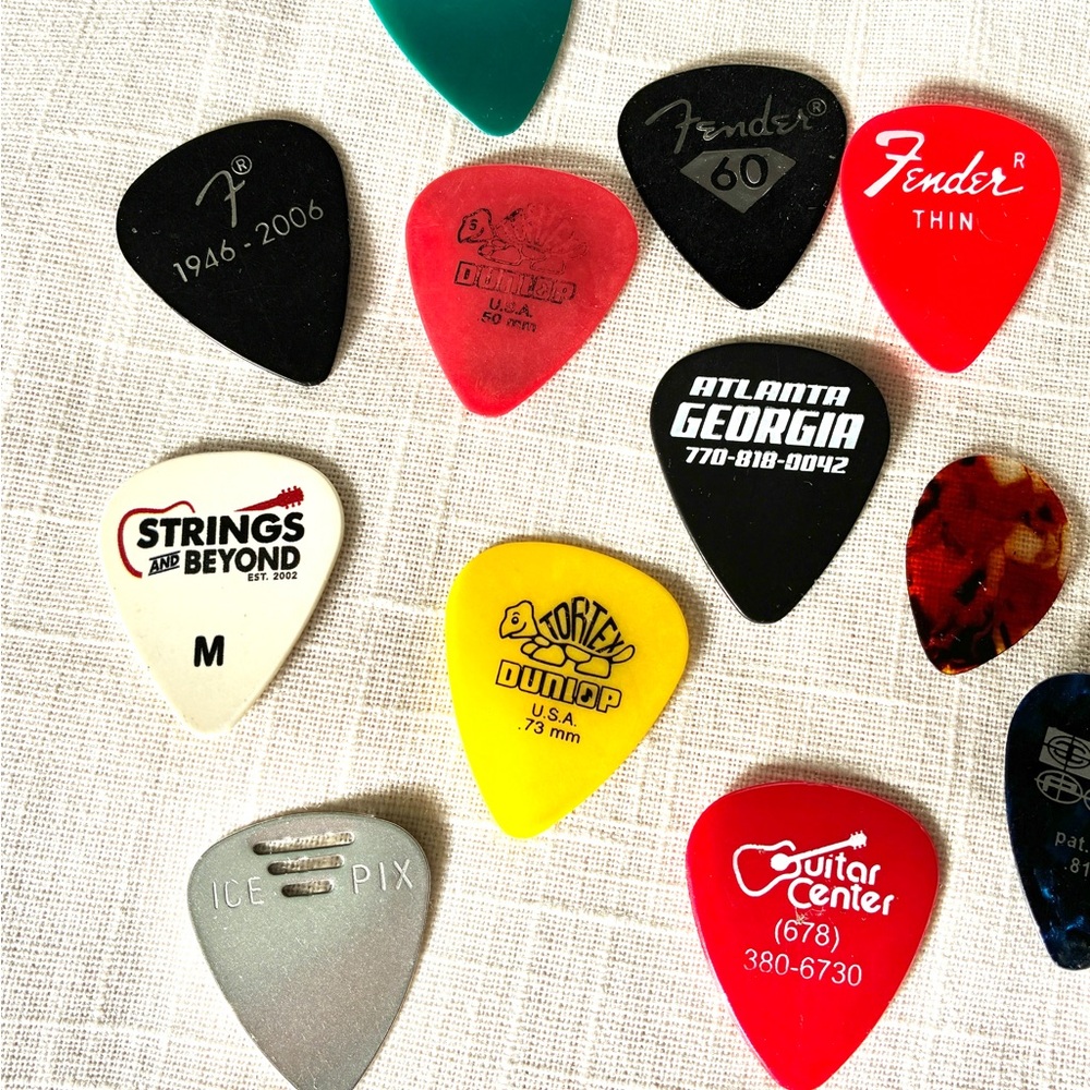 Fender Ice Pix MORE Guitar Picks Lot 12